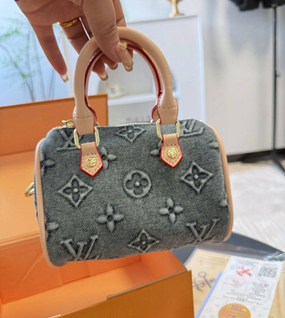 LV
90 dhs🗽

With box
🎁🎁🎁

Zain35
♥️♥️♥️