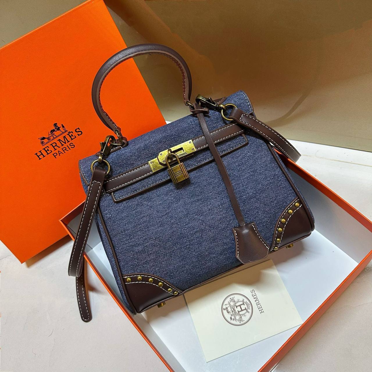 HERMES 
MEDIUM SIZE GOOD QUALITY
  WITH BOX 
🎁🎁🎁

95 dhs✅
Size:24cm

Zain39
♥️♥️♥️