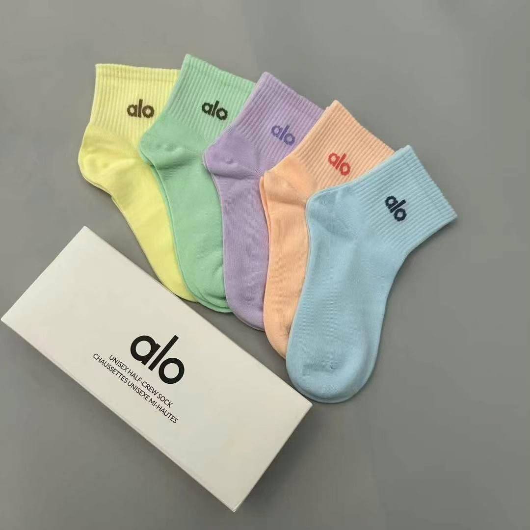 Socks
One box 5 pairs 
35 dhs🇦🇪🇦🇪

Zain138
♥️♥️♥️