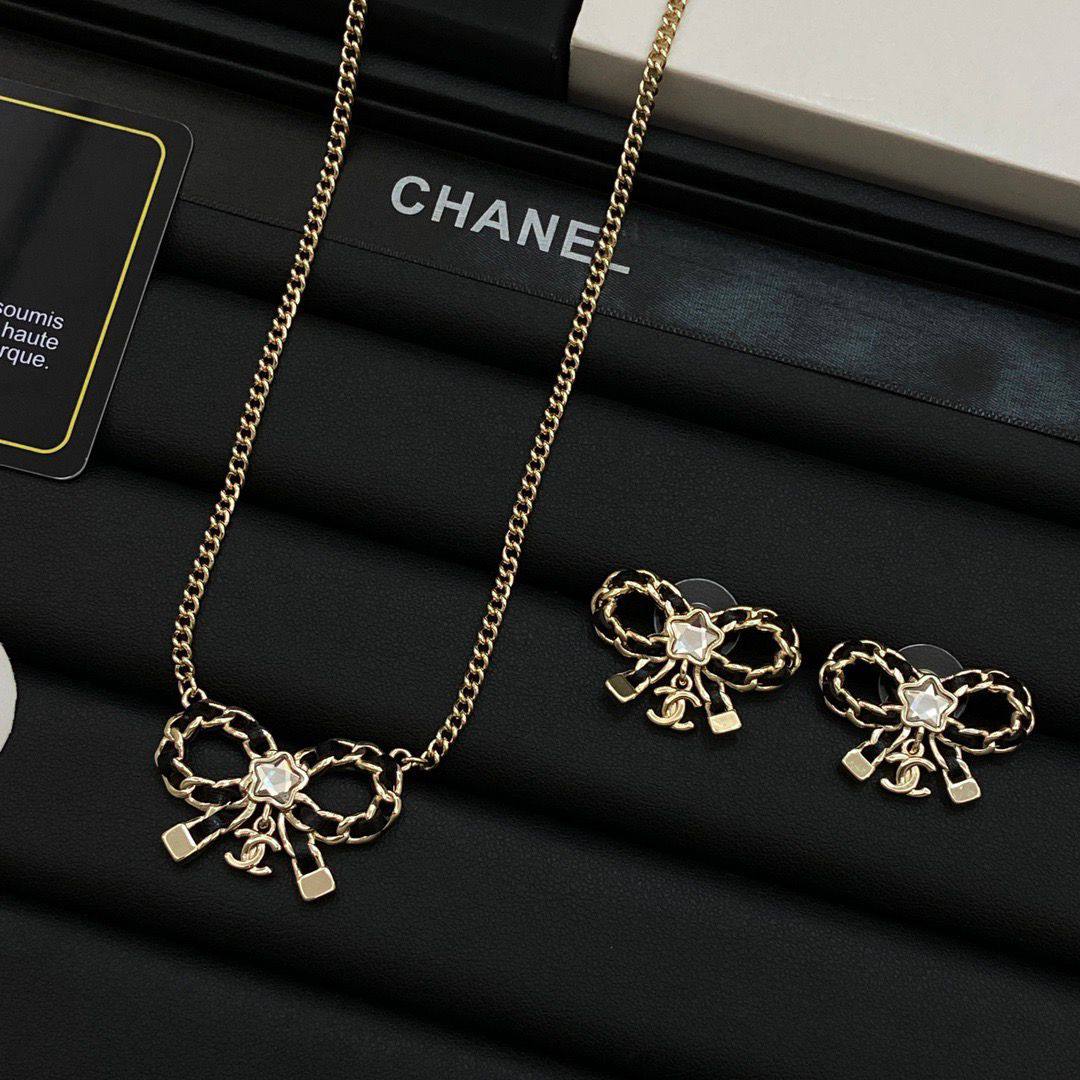 CHANEL ❤️‍🔥*
Necklace 💥
Earring ✨
Master quality 💯
With normal boxes 🗃️ 
90 dhs✅
With master box 📦 
95 dhs✅

Zain216
♥️♥️♥️