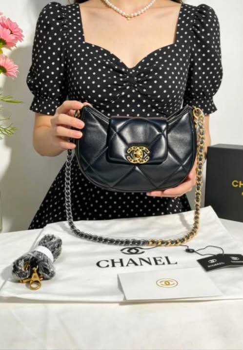 Chanel

115 dhs✅

with box 🎁

Size :22-14-5

Zain07
♥️♥️♥️