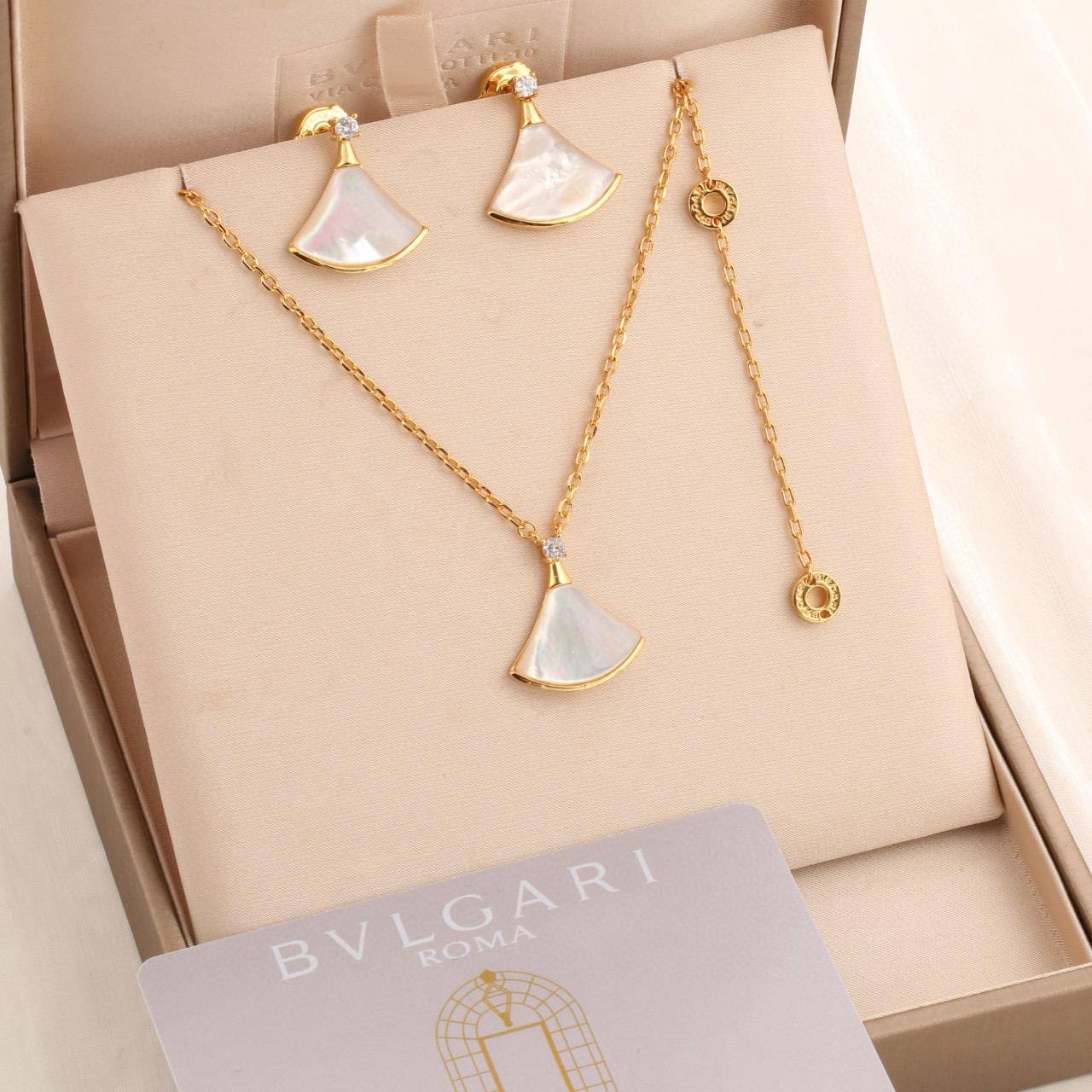 BVLGARI MASTER
SET ✨💫
95 DHS✅
WITH BOX AND PAPER BAG🎁🛍️

Zain89
♥️♥️♥️
