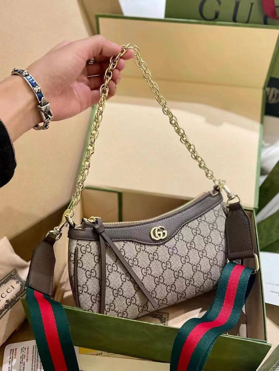 Gucci
90 dhs🪙🌨️
SIZE：24cm

 with box
🎁🎁🎁

Zain35
♥️♥️♥️