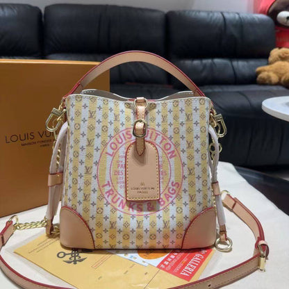 LV

NEW CAME 

HIGH QUALITY 
WITH BOX 
130 dhs🇦🇪🇦🇪

Zain39
♥️♥️♥️