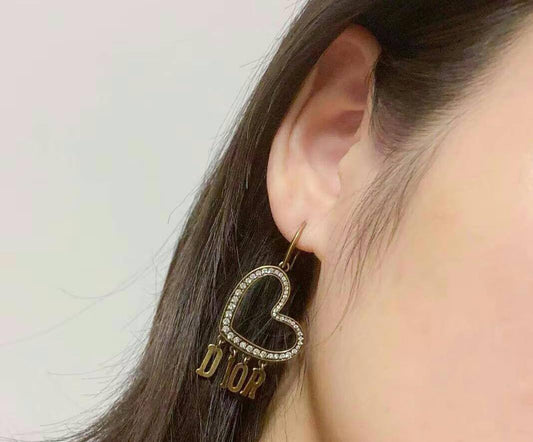 DIOR set* 💎
Necklace 
Earrings 
Master Quality 💐

95 dhs🪙🌨️
normal box 📦

Zain48
♥️♥️♥️