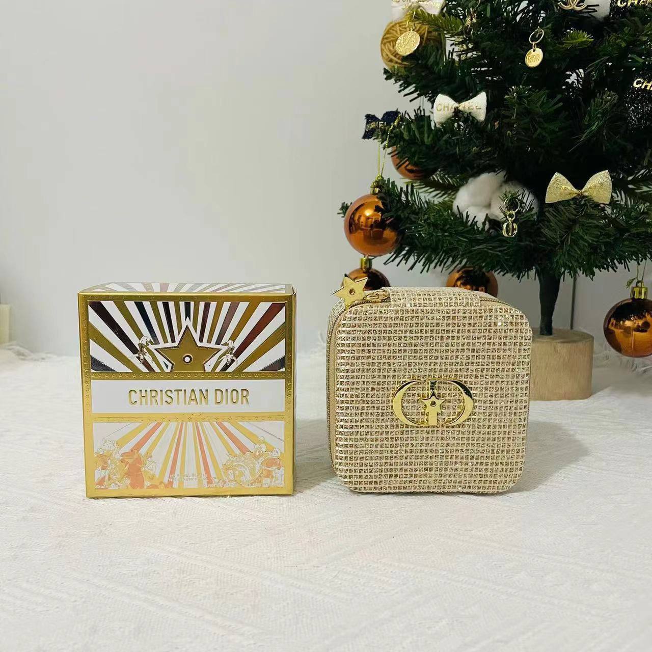 Dior
with box
🎁🎁🎁

90 dhs❣️

Zain107
♥️♥️♥️