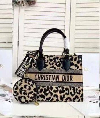Dior 

Good Quality

With Box 🎁🎁🎁

110 dhs🇦🇪

Zain250
♥️♥️♥️