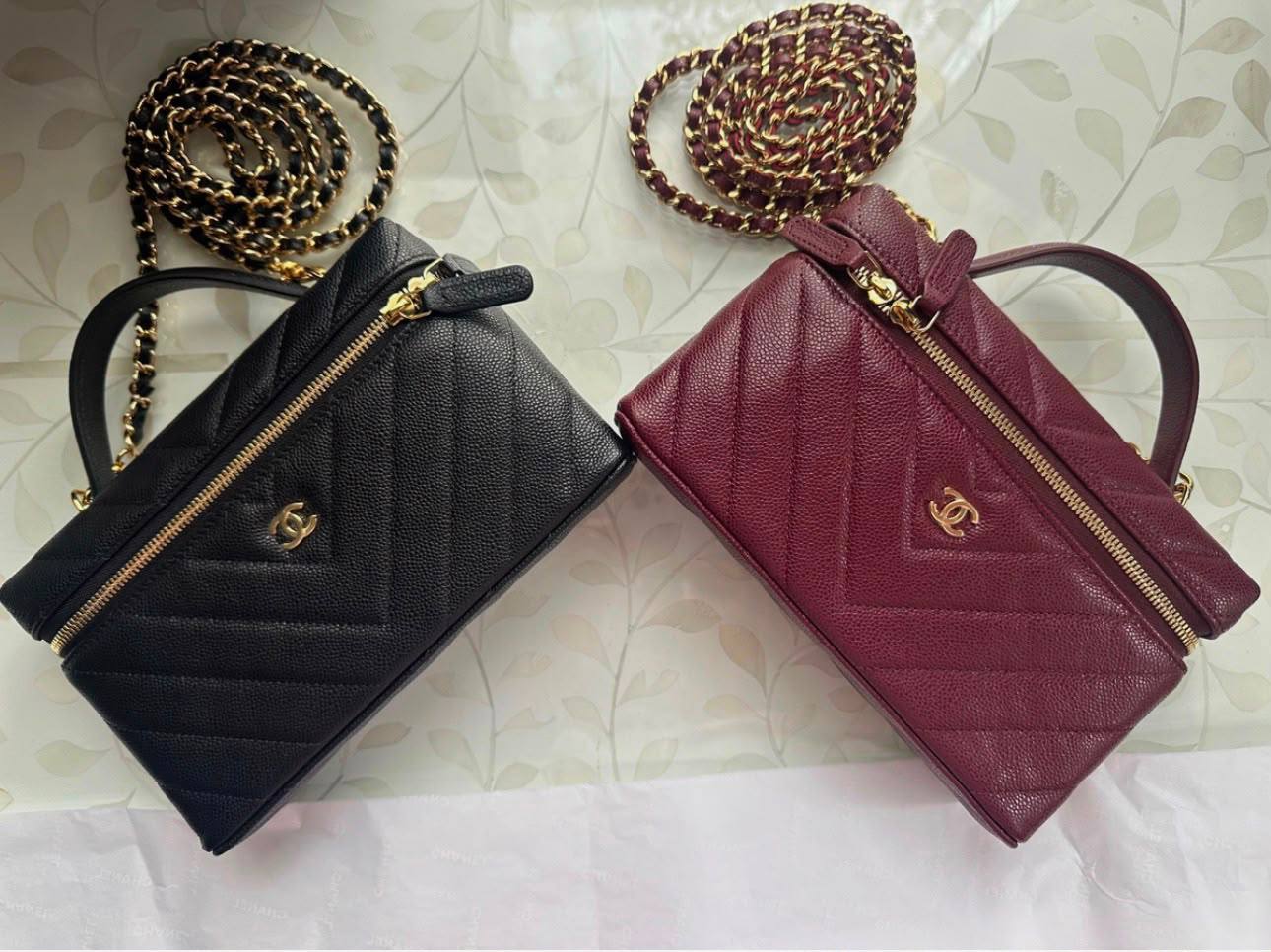 Chanel
100 dhs✅
Size：19cm
Good-quality with box

Zain35
♥️♥️♥️