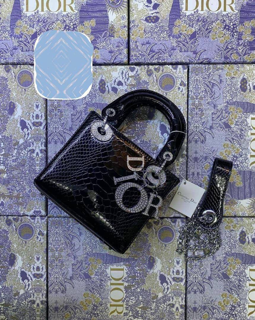 💎 Lady Dior 

1️⃣ First quality +🎁

Logo with diamond💎
Size : 17 * 14 * 7 cm
100 dhs🇦🇪🇦🇪

with box 🎁

Zain115
♥️♥️♥️