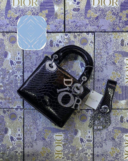 💎 Lady Dior 

1️⃣ First quality +🎁

Logo with diamond💎
Size : 17 * 14 * 7 cm
100 dhs🇦🇪🇦🇪

with box 🎁

Zain115
♥️♥️♥️