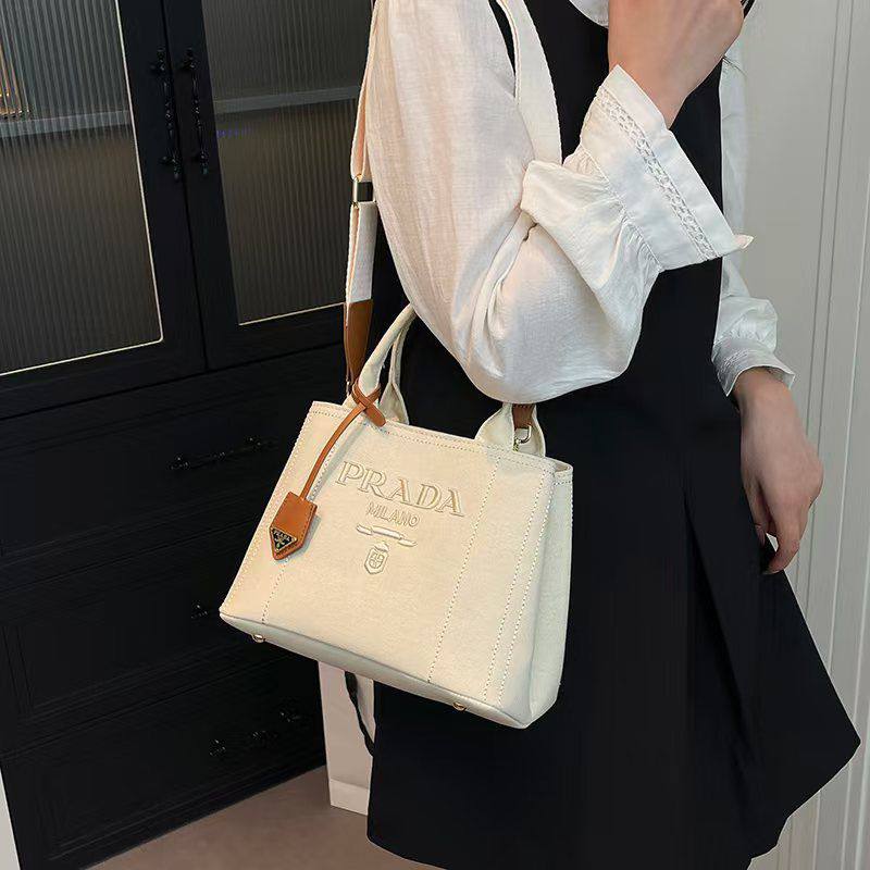 Prada
85 dhs❣️
27/16/13
New

Zain07
♥️♥️♥️