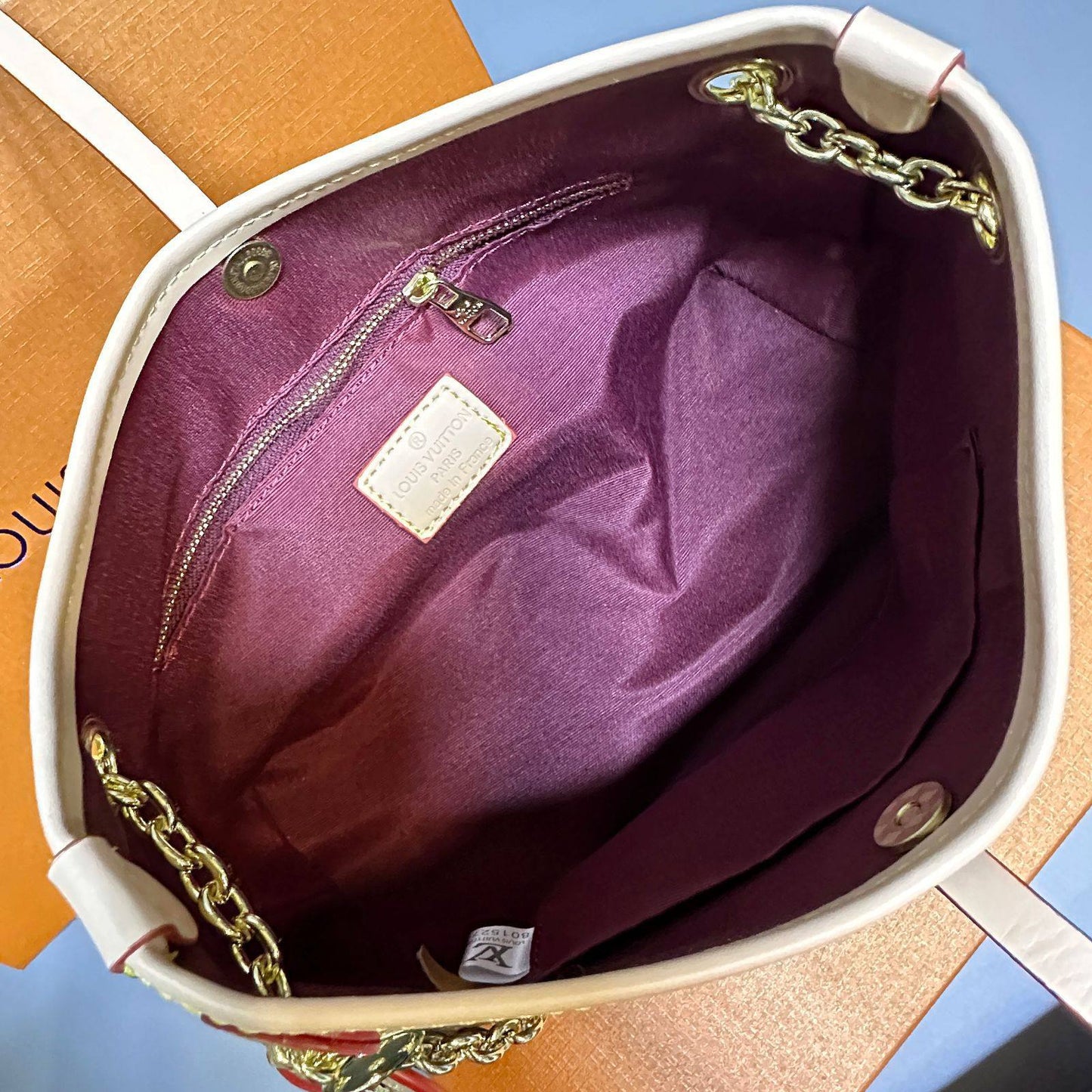 LV

NEW CAME GOOD QUALITY 
WITH BOX 
🎁🎁🎁

90 dhs❣️

Zain39
♥️♥️♥️