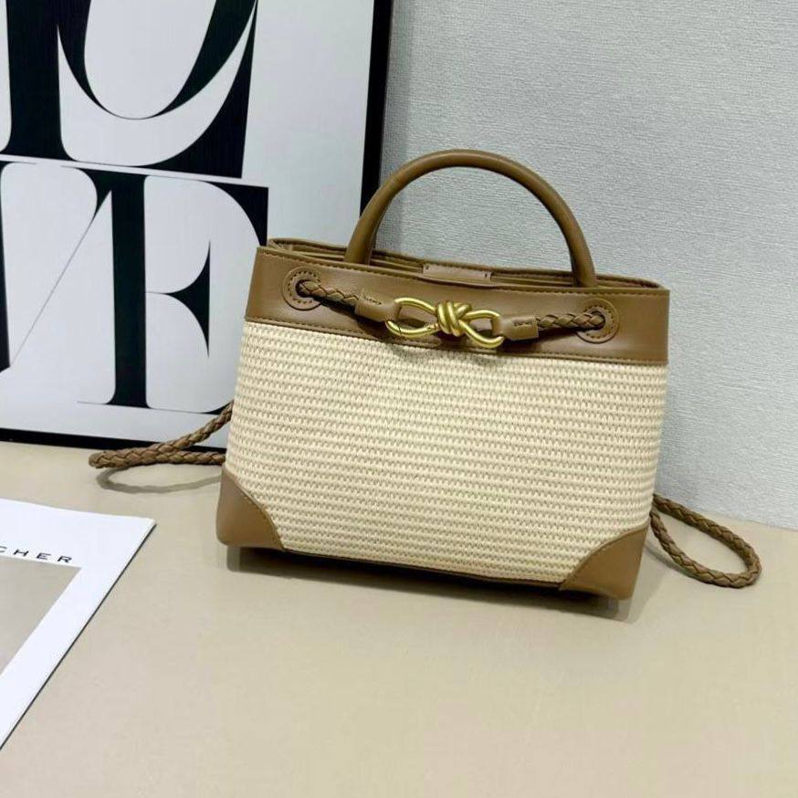 BOTTEGA VENETA
GOOD QUALITY 

WITH BOX  
🎁🎁🎁

120 dhs✅
SIZE: 25cm

Zain295
♥️♥️♥️