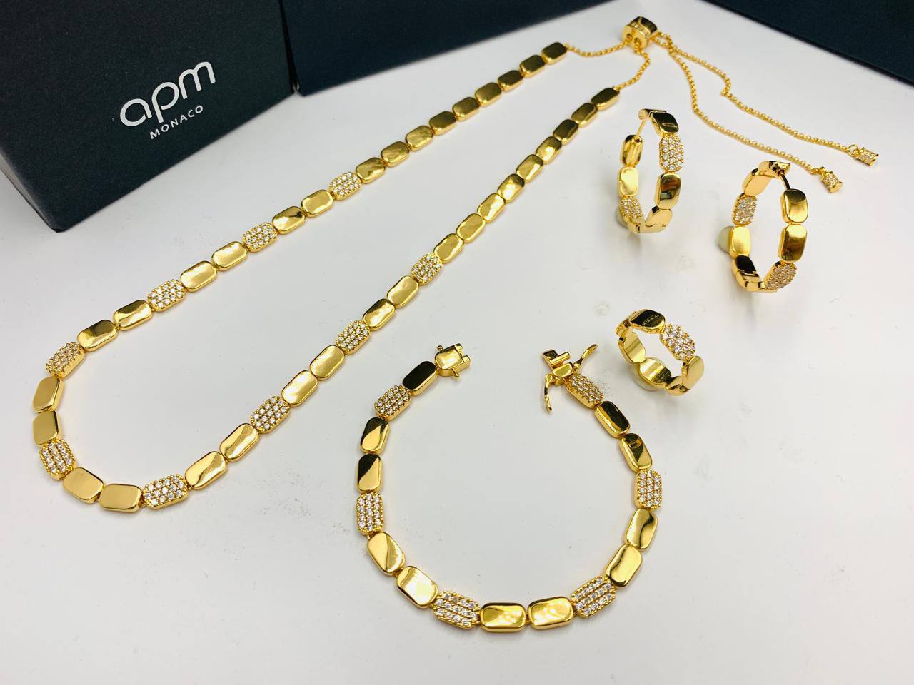 SET APM
MASTER💥💫✨
280 DHS🇦🇪🇦🇪
NECKLACE BRACELET EARRINGS RING
WITH GOOD BOX AND PAPER BAG🛍️🎁

Zain89
♥️♥️♥️