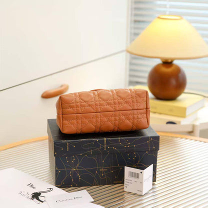 🌹 YSL / Dior 
1⃣️ First quality +🎁
Size: 23 ~ 19 cm


90 dhs🇦🇪🇦🇪

 with box

Zain115
♥️♥️♥️