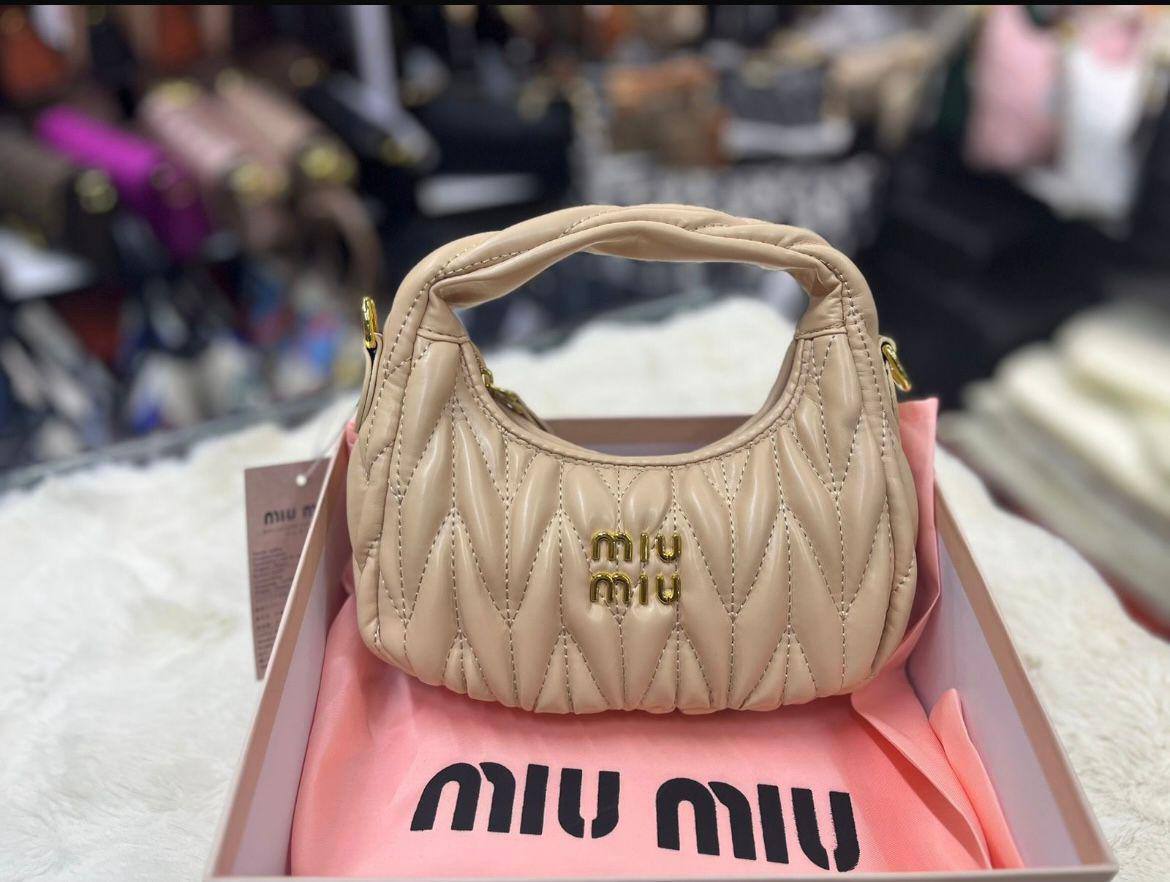 Miu Miu

With box 
🎁🎁🎁

95 dhs🇦🇪

Zain93

اطلبوها من الوتس المثبت في الأعلى👆🏻👆🏻

تواصلو معنا 👈🏻 Zain 
For order WhatsApp pinned 👆🏻

♥️♥️♥️