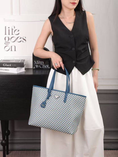 PRADA 
GOOD QUALITY 
90 dhs✅

Zain295
♥️♥️♥️
