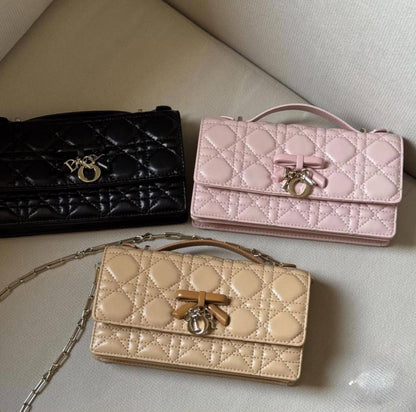 Dior
100 dhs🇦🇪🇦🇪

GOOD-quality 
with box

Zain35
♥️♥️♥️