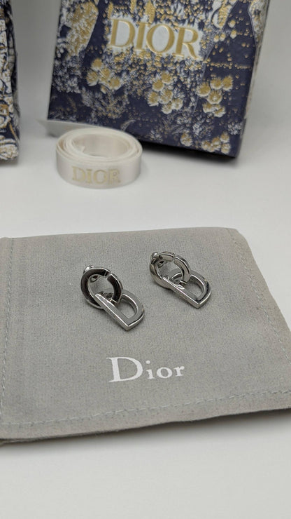 Dior Earring
75 dhs👑

Zain210
♥️♥️♥️