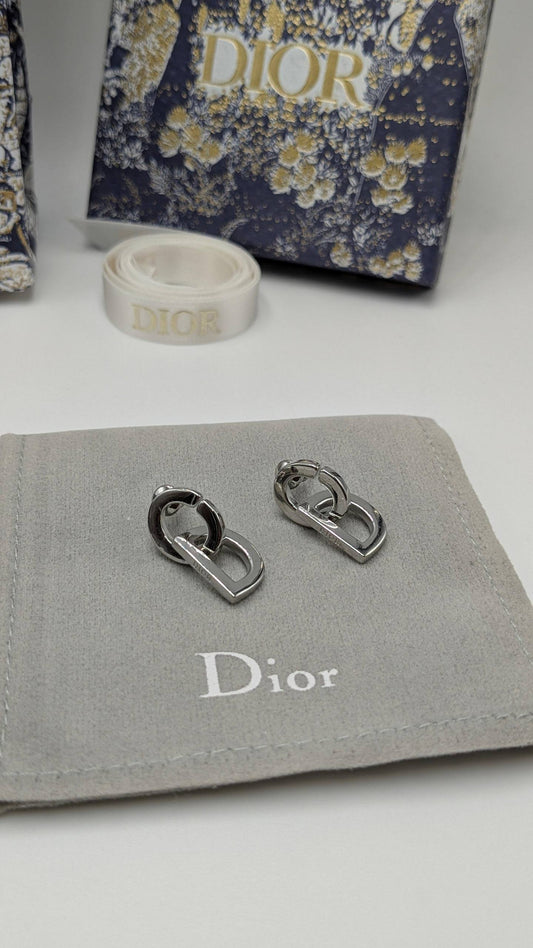 Dior Earring
75 dhs👑

Zain210
♥️♥️♥️