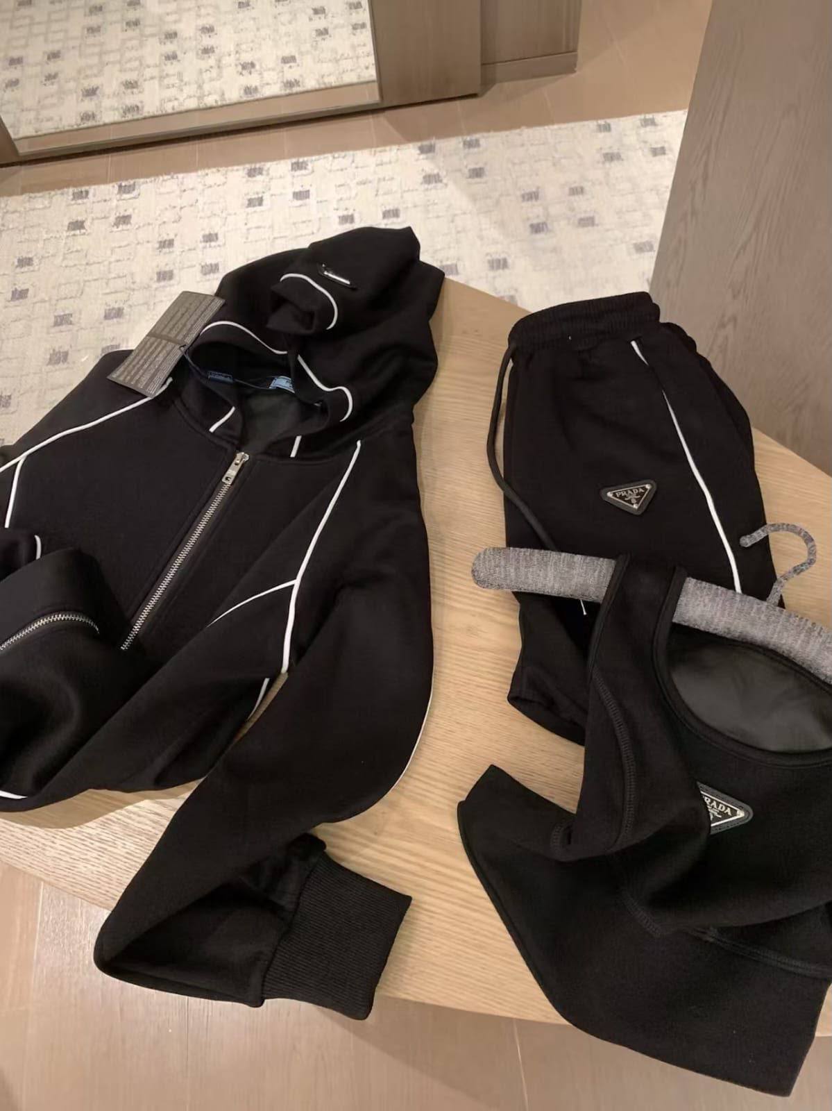 *New collections*                                                
PRADA

Super Master quality

Sizes: S M L

550 dhs🇦🇪🇦🇪

Zain308
♥️♥️♥️