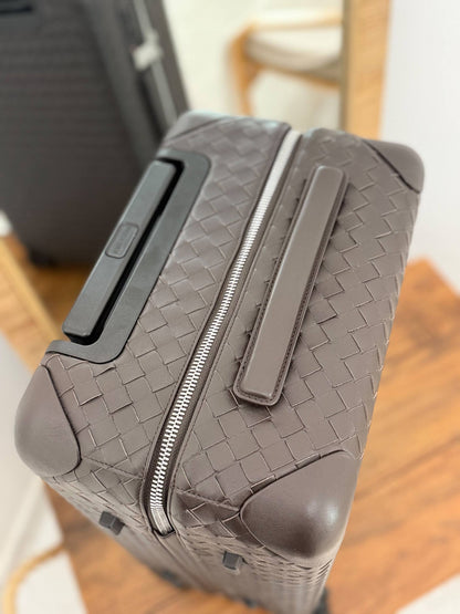 BOTTEGA Travel Bags
*NEW COLLECTION*
*PREMIUM QUALITY AAAA*
For Price 👇 WhatsApp✅
0568585901 
0507557372
0552275751 Owner Zain 👌

Zain329
♥️♥️♥️