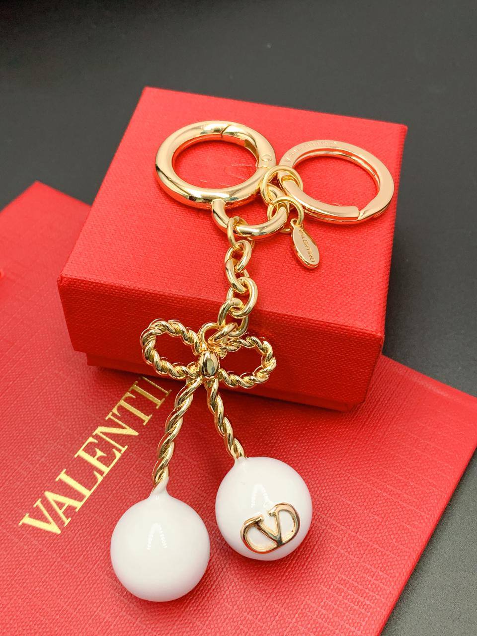 Valentino
65 dhs🪙💕 
Keychain 

Zain89
♥️♥️♥️