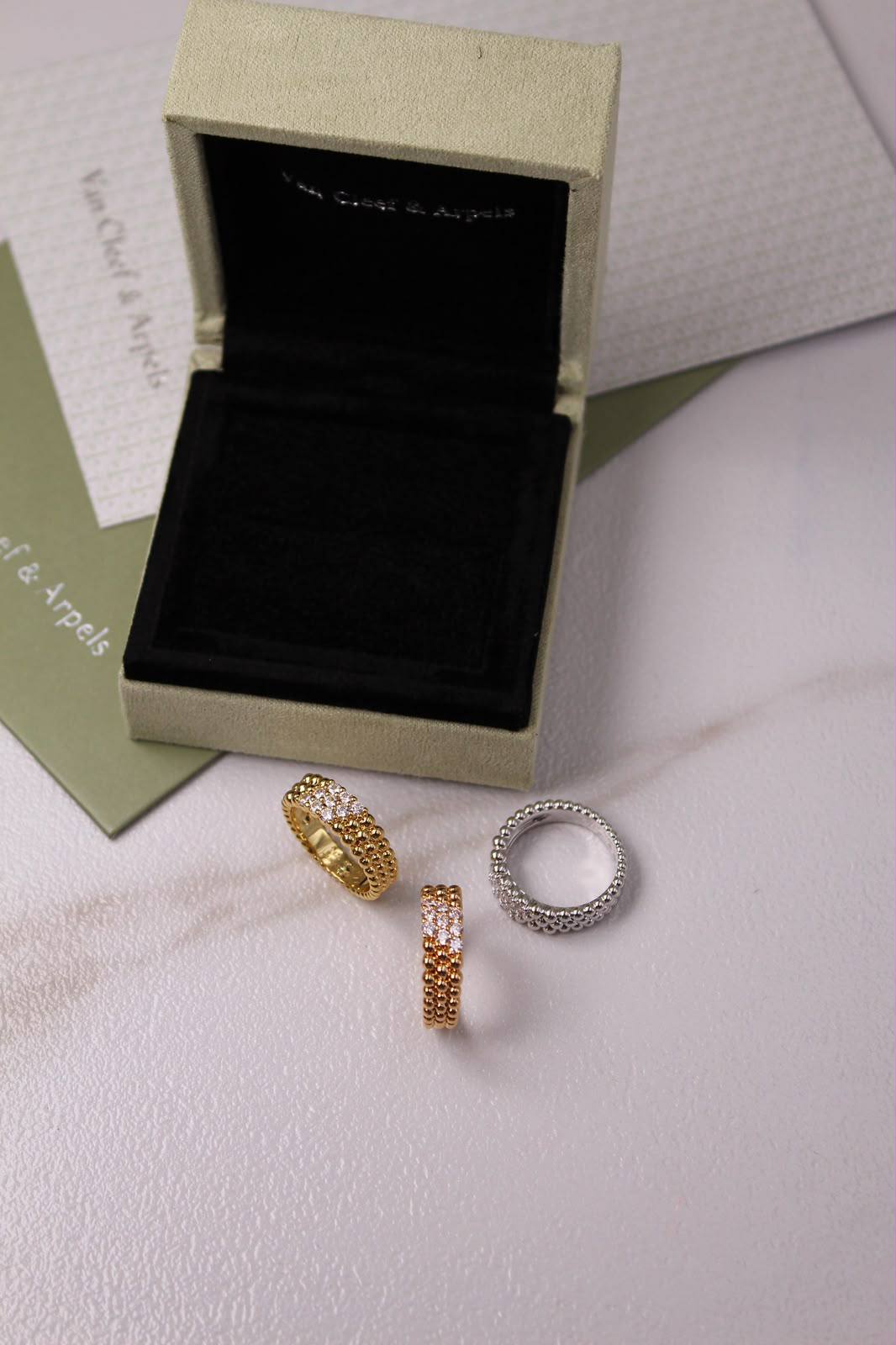 VanCleef & Arpels


Perlée diamonds ring, 3 rows
18K yellow gold, white & ChmpnGold Plated with Stone

Super Master Quality 

75 dhs🇦🇪  with Normal Box
120 dhs🇦🇪 with Orignal Packaging 🎁

Zain209
♥️♥️♥️