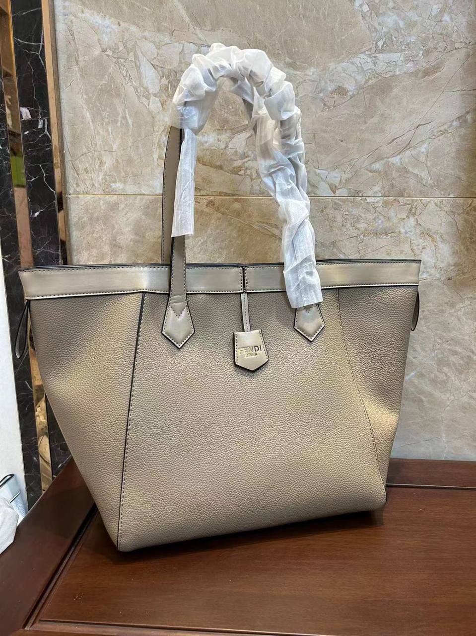 Fendi 
100 dhs✅
size 32（49)×15×33cm

Zain213
♥️♥️♥️