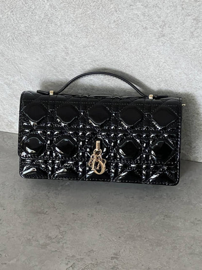 Dior 
𝐌𝐈𝐒𝐒 𝐃𝐈𝐎𝐑 𝐖𝐀𝐋𝐋𝐄𝐓 𝐎𝐍 𝐂𝐇𝐀𝐈𝐍 𝐏𝐀𝐓𝐄𝐍𝐓 𝐋𝐄𝐀𝐓𝐇𝐄𝐑 
850 dhs✅*🛍️👌

ETAG4
♥️♥️♥️