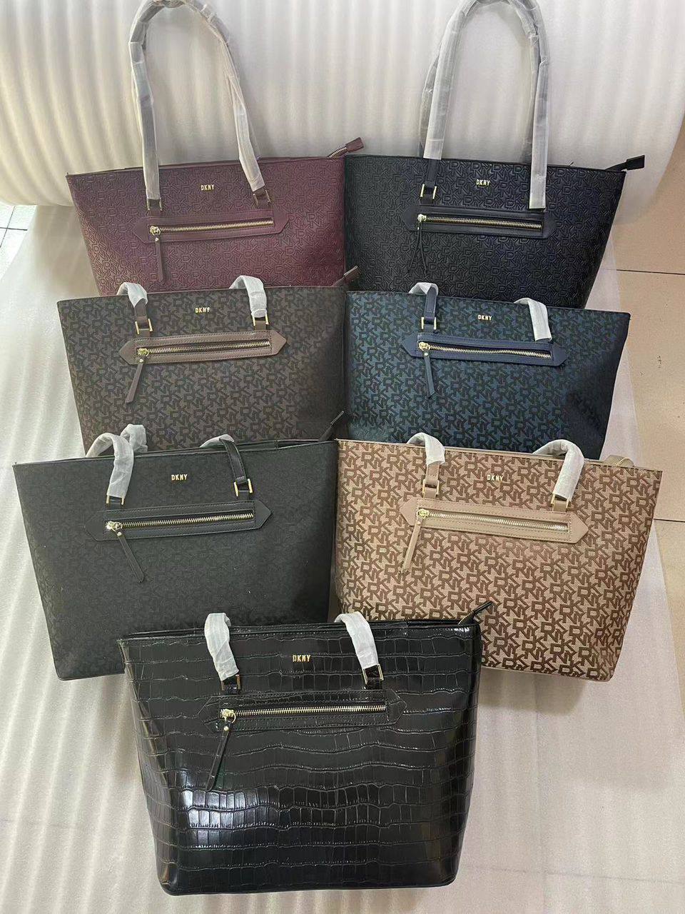 DKNY
100 dhs👑
SIZE：42cm
Good quality and big capacity

Zain35
♥️♥️♥️