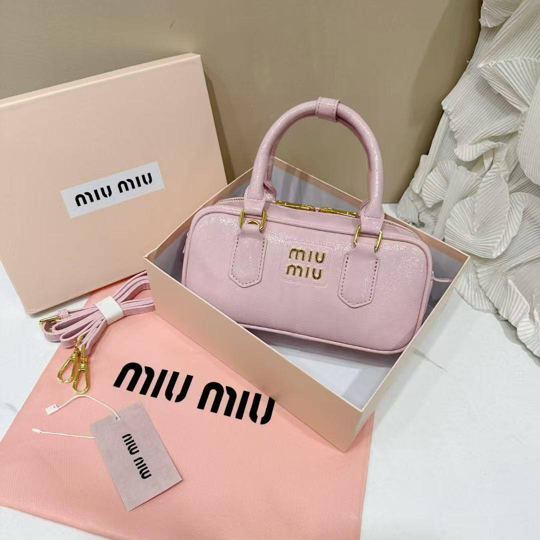 MIU MIU 

NEW CAME 

GOOD QUALITY 

WITH BOX 
90 dhs🇦🇪🇦🇪
SIZE: 23cm

Zain295
♥️♥️♥️