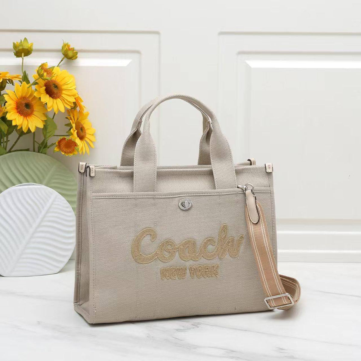 COACH 
TOTE BAG 

NEW CAME 
GOOD QUALITY 
90 dhs🇦🇪🇦🇪

Zain295
Zain39
♥️♥️♥️
