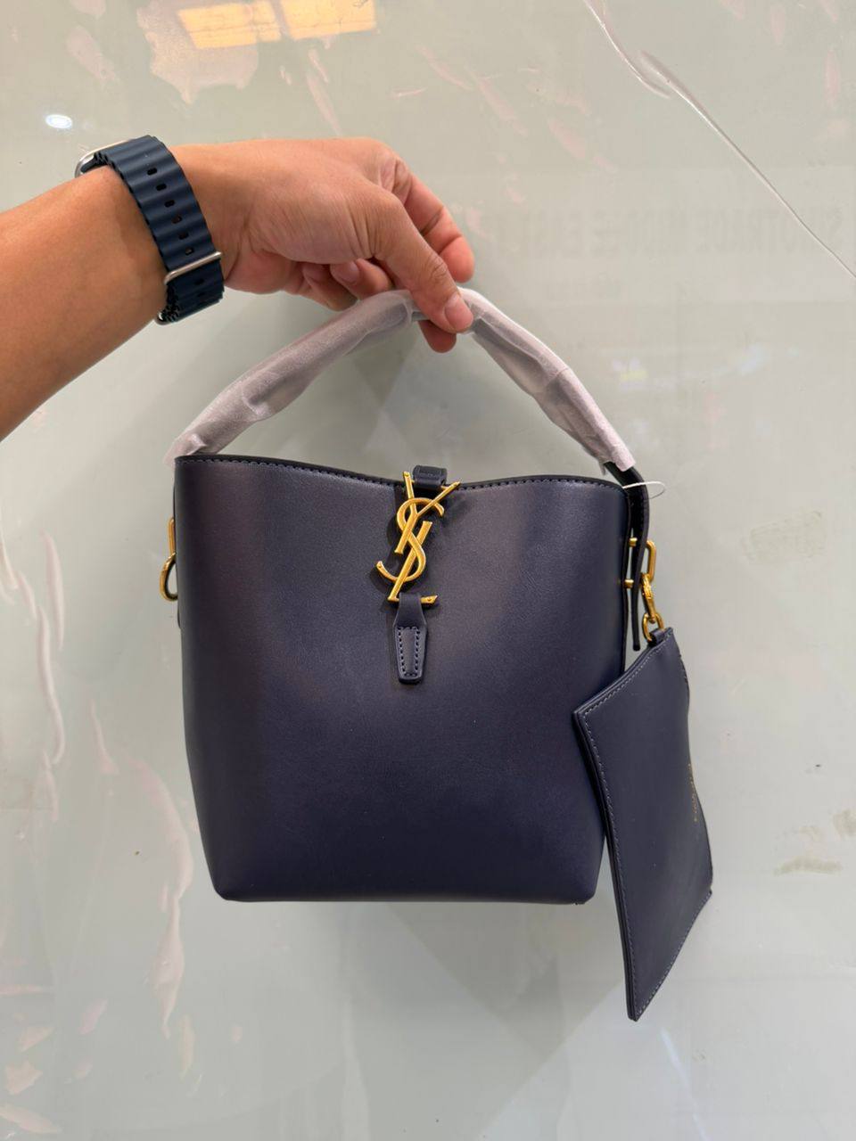 YSL
95 dhs💓

with box
🎁🎁🎁

size 25×13×19cm

Zain42
♥️♥️♥️