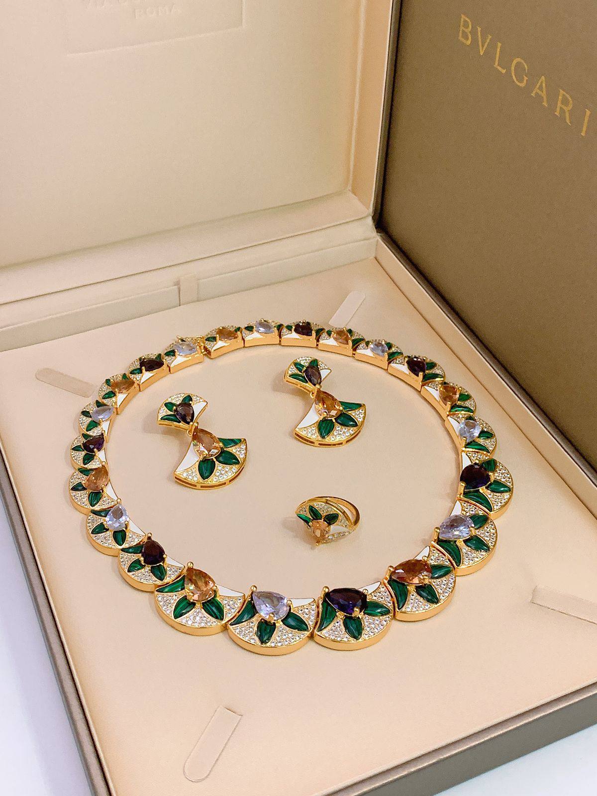 Bvlgari
410 dhs🗽 SET 💫✨
Master Bvlgari
Necklace 
Earrings 
Ring💍
With Box And Paper Bag🎁🛍️
🎁🎁🎁

Zain89
♥️♥️♥️