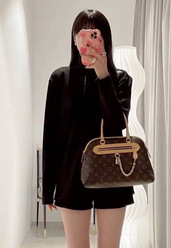 LV
HIGH QUALITY ONE SET 
120 dhs💓

Zain295
♥️♥️♥️