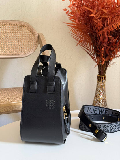 LOEWE
22cm
360 dhs❣️
Top quality 
With box🎁

Zain167
♥️♥️♥️