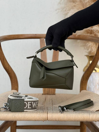 LOEWE
18cm
340 dhs💓
Top quality 
With box🎁

Zain167
♥️♥️♥️
