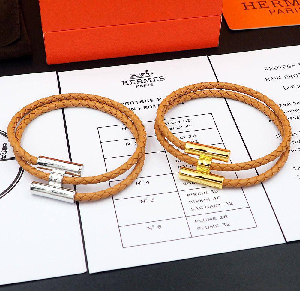 HERMES
___HANDBAND___🍃
*MASTER*🍃💕
With normal box 🛍️
55 dhs✅
With master box 🛍️
70 dhs✅

Zain263
♥️♥️♥️