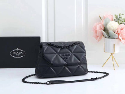 Prada

with box
🎁🎁🎁

95 dhs🪙

Zain143
♥️♥️♥️