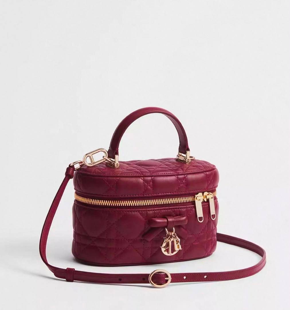 Dior
120 dhs✅
good-quality with box

Zain28
♥️♥️♥️