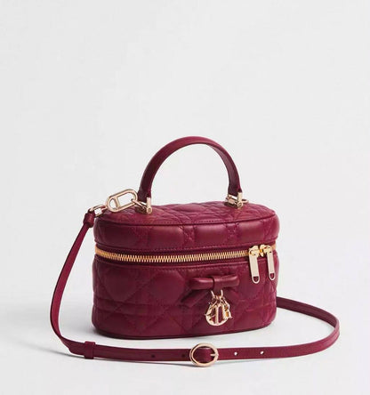 Dior
120 dhs✅
good-quality with box

Zain28
♥️♥️♥️