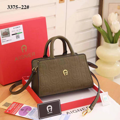 Aigner
115 dhs❤️
SIZE：22cm

High-quality product with a box
🎁🎁🎁

Zain35
♥️♥️♥️