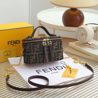 Fendi
95 dhs✅

with box🎁

size 16×8×11cm

Zain42
♥️♥️♥️