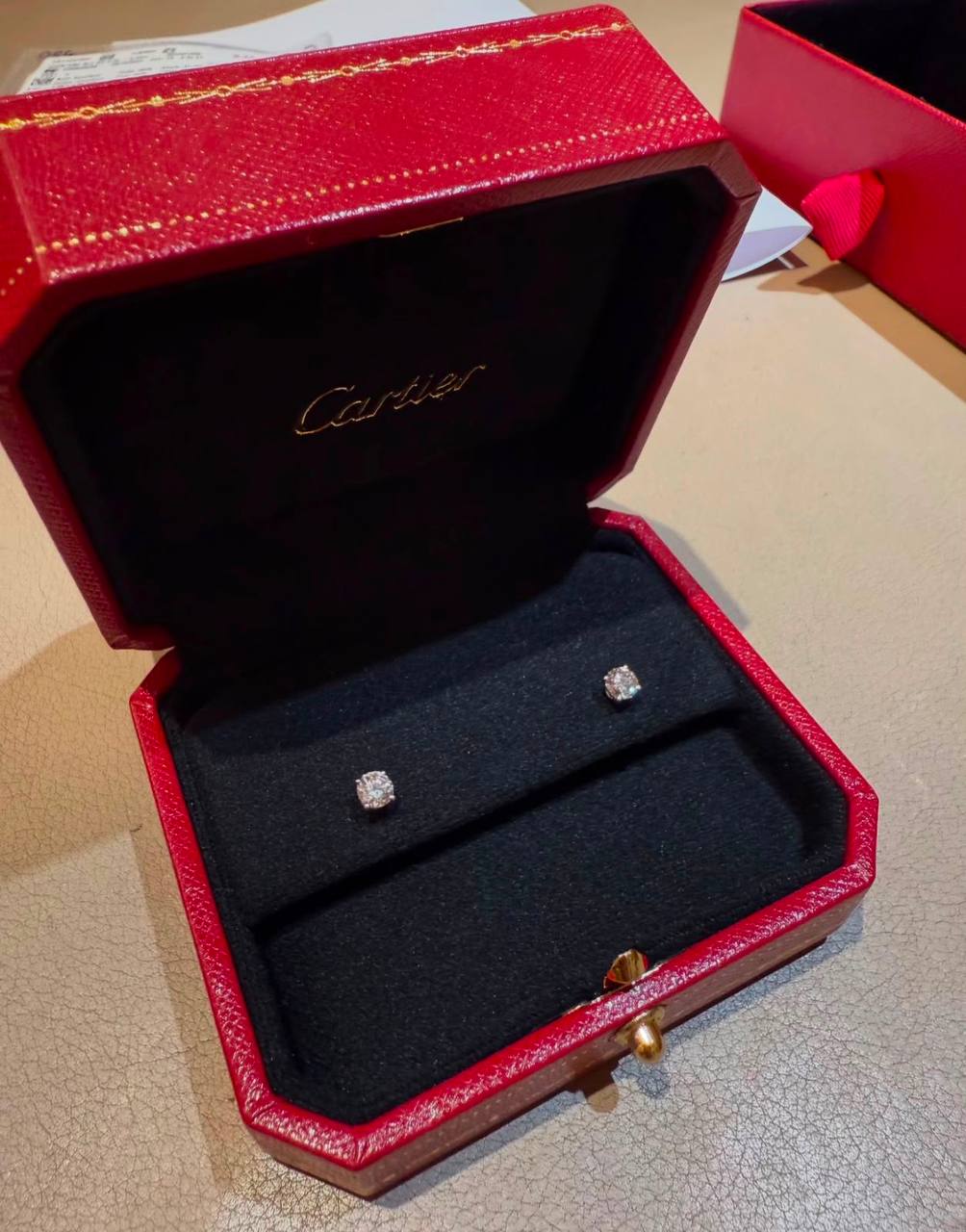 *Cartier ❤️‍🔥*
Necklace 🍁
Earring 💥
Master quality 💯

With normal boxes 🗃️ 
85 dhs 

With master box 📦 
125 dhs 

Zain216
♥️♥️♥️