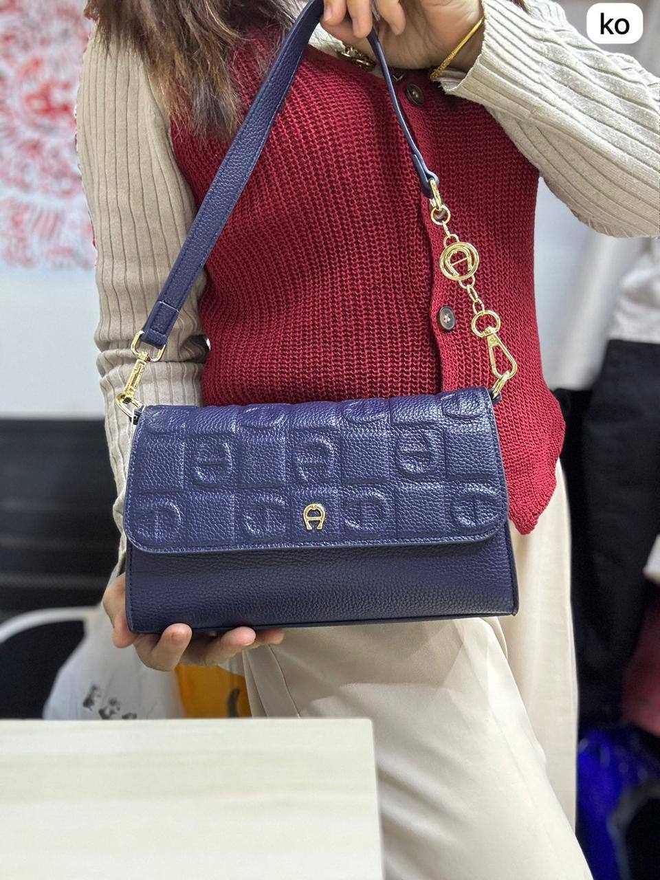 ❤️ Aignar  hobo
1️⃣ First quality +🎁
Size : 24 * 15 cm
95 dhs🪙🌨️
with box 🎁

Zain115
♥️♥️♥️