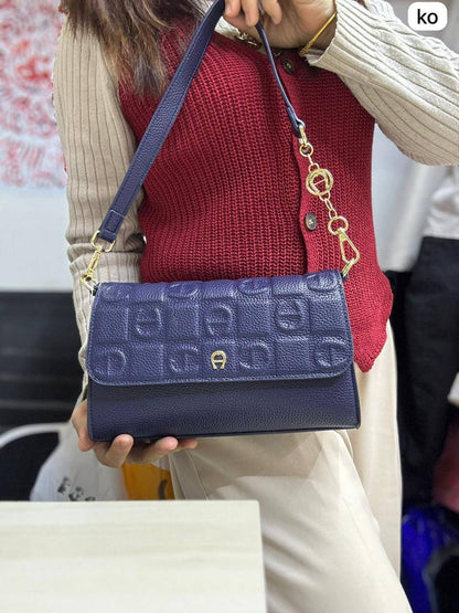 ❤️ Aignar  hobo
1️⃣ First quality +🎁
Size : 24 * 15 cm
95 dhs🪙🌨️
with box 🎁

Zain115
♥️♥️♥️