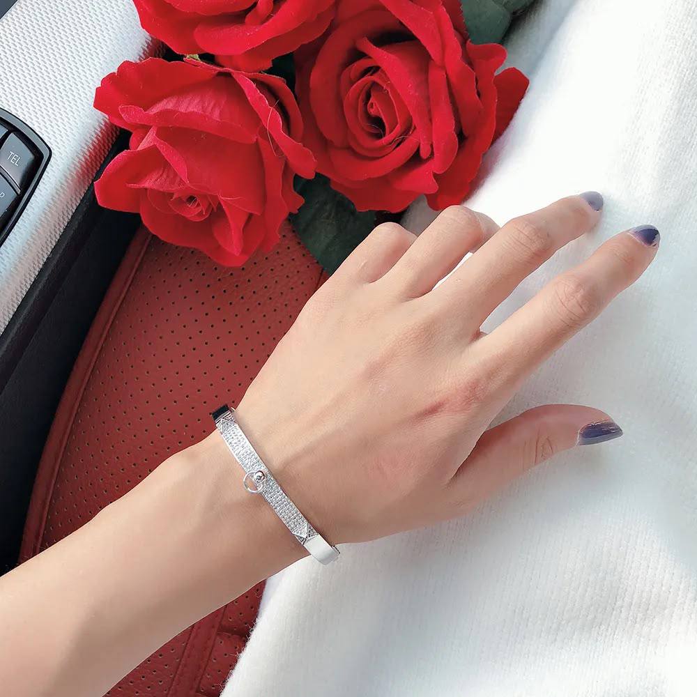Hermes ❤️‍🔥*
Bangle 🦋
Master quality 💯
With normal boxes 🗃️ 
70 dhs✅
With master box 📦 
85 dhs✅

Zain216
♥️♥️♥️