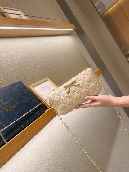DIOR

Best quality 

with box
size 23CM
100 dhs🇦🇪🇦🇪

Zain290
♥️♥️♥️