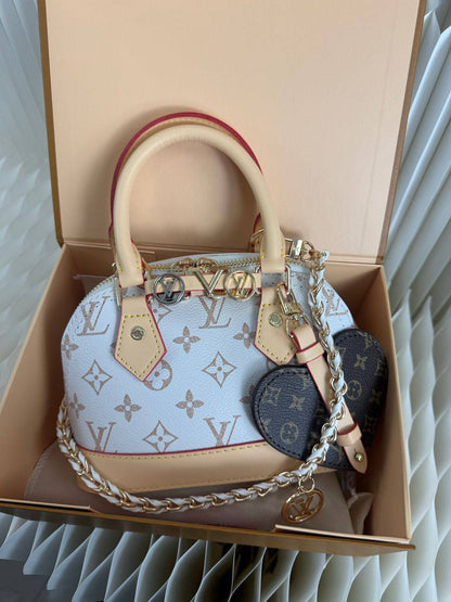 LV
110 dhs✅

with box
🎁🎁🎁

size 20×10×13cm

Zain42
♥️♥️♥️